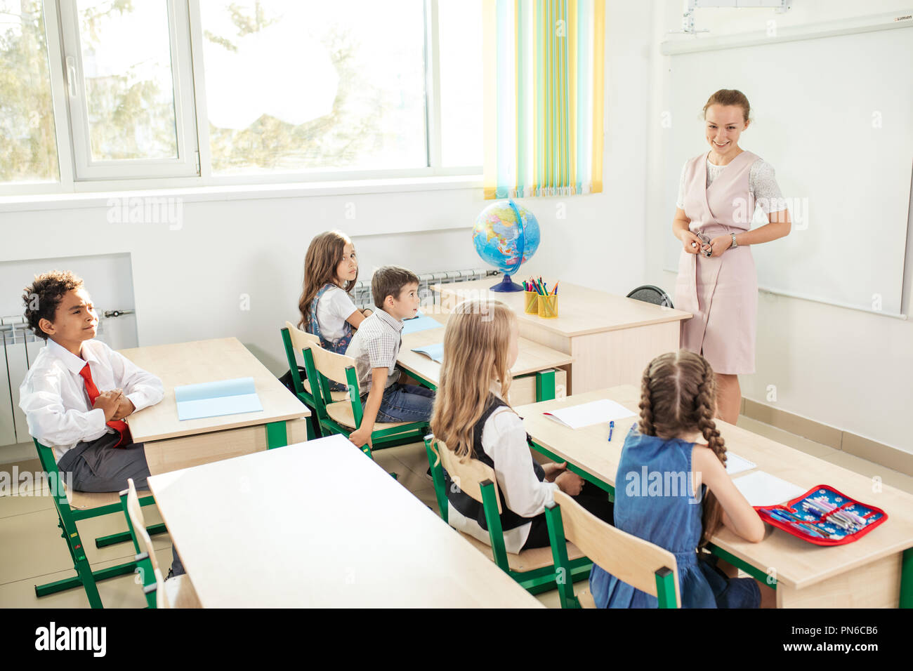 L'enseignement féminin groupe d'adolescents à l'école secondaire leçon Banque D'Images