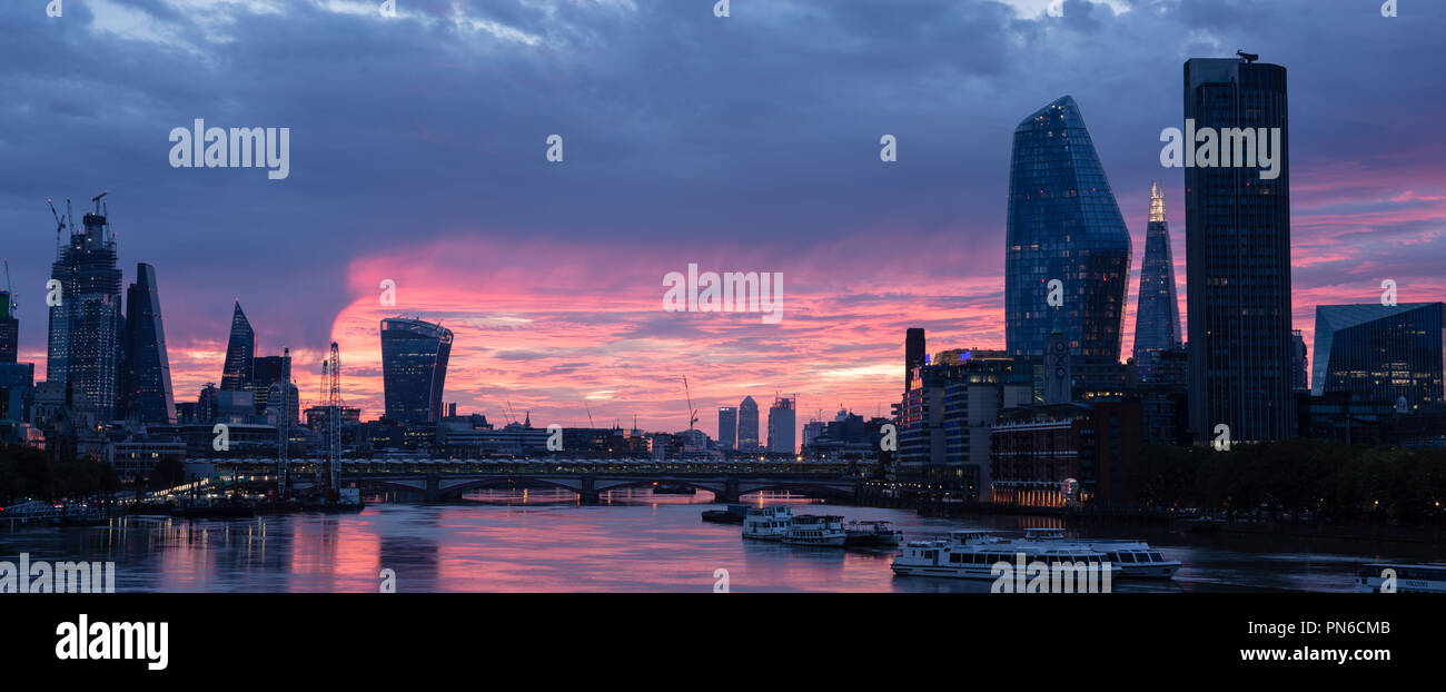 Le lever du soleil sur la Tamise à Londres du Waterloo Bridge, avec le tesson, South Bank Tower, le vase, et le gratte-ciel talkie walkie Banque D'Images