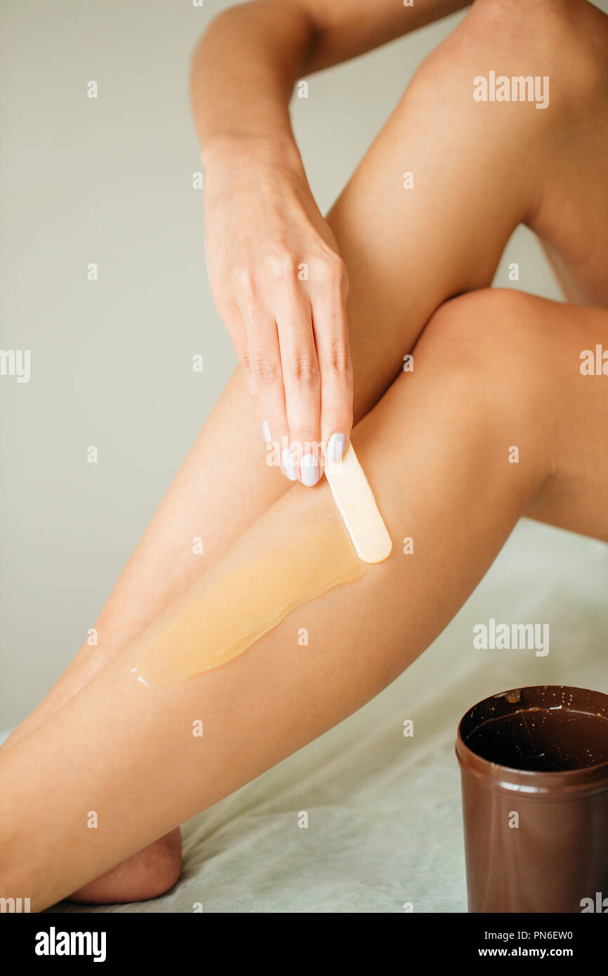 L'épilation des jambes des femmes par du miel ou du sucre des pâtes. Banque D'Images