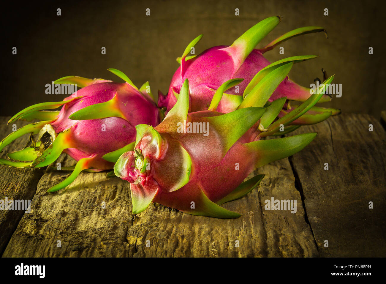 Les fruits du dragon sur bois nature morte art photography Banque D'Images