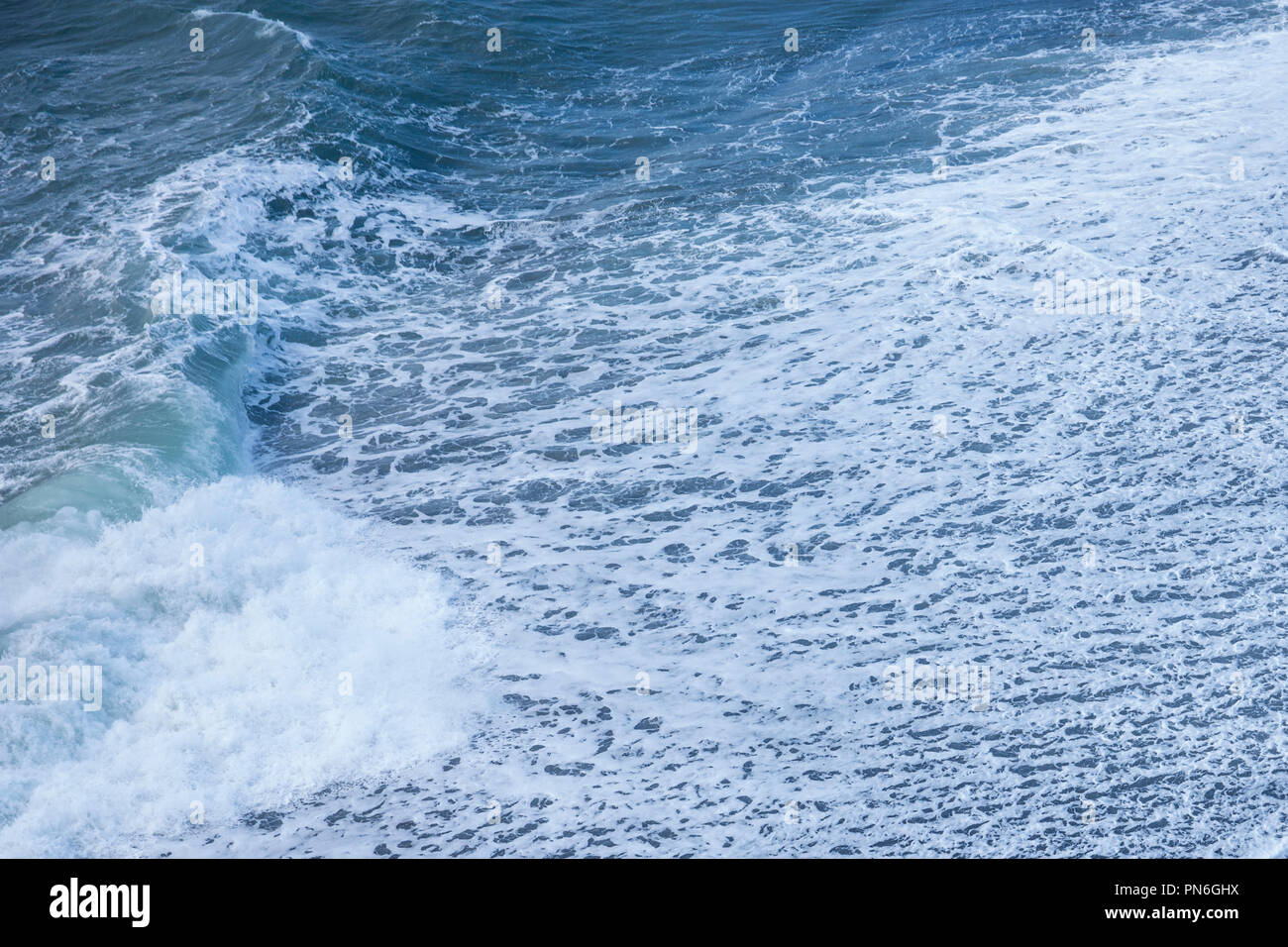 Océan Atlantique surf à la mer près de Reynisfjara qui jouit le village V'k i Myrdal, Sud de l'Islande Banque D'Images
