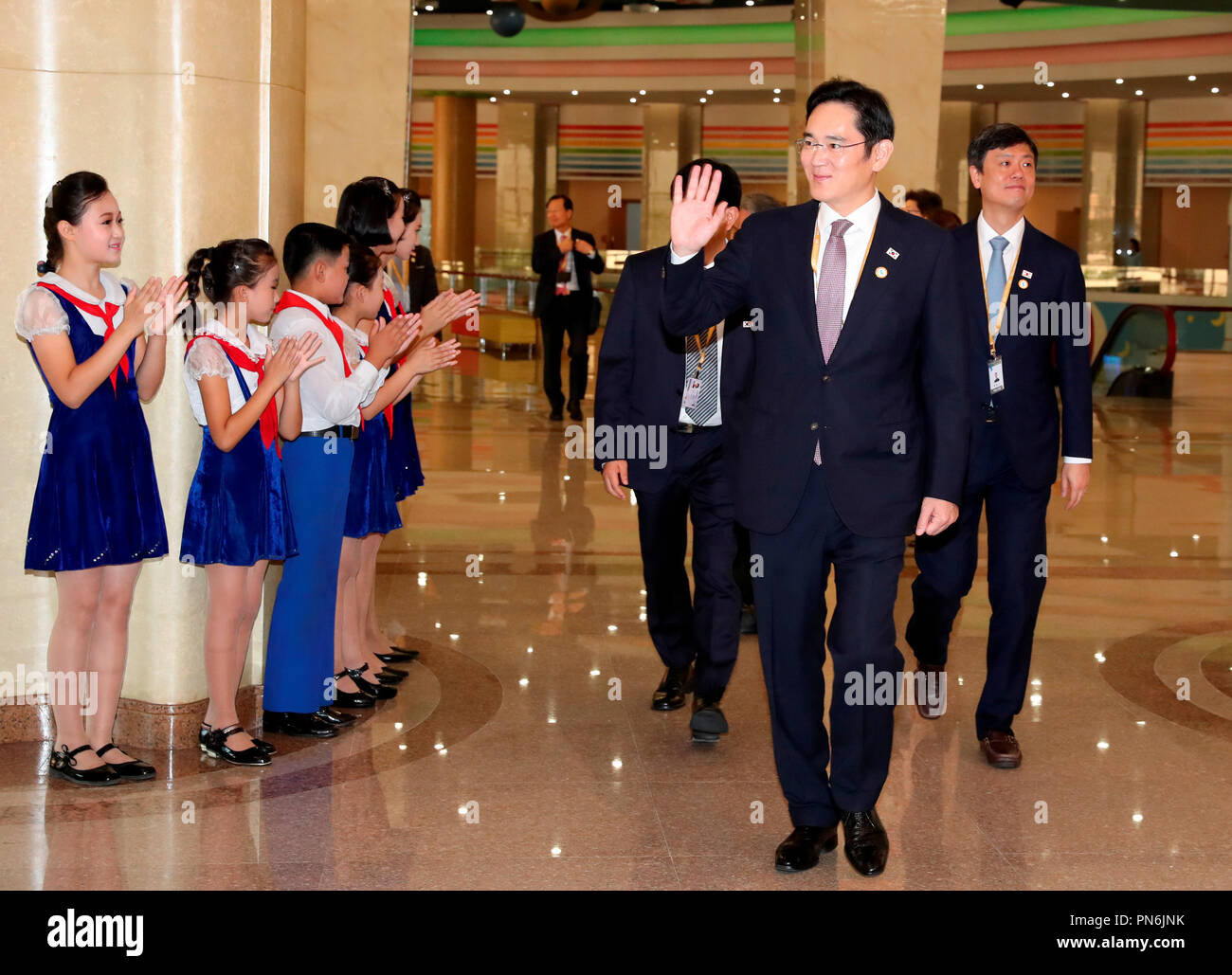 Sommet intercoréen, Sep 19, 2018 : Vice-président de Samsung Electronics Lee Jae-Yong (/R) visite le Palais des Enfants Mangyongdae, un établissement public géré par Korean Youth Corps, à Pyongyang, la Corée du Nord. EDITORIAL N'utilisez que du corps de presse Crédit : Pyeongyang/Piscine/AFLO/Alamy Live News Banque D'Images