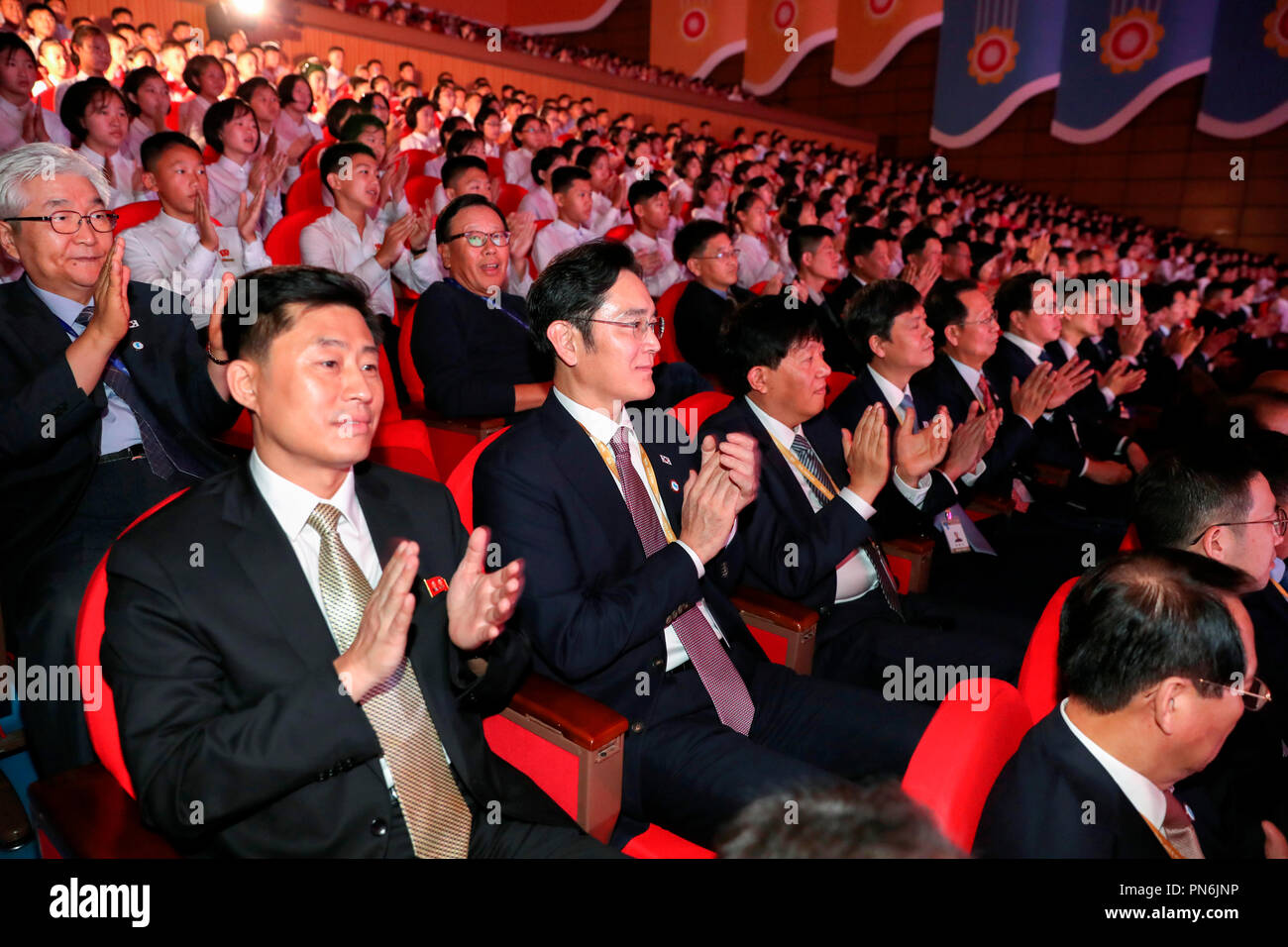 Sommet intercoréen, Sep 19, 2018 : Vice-président de Samsung Electronics Lee Jae-Yong (2L) visite le Palais des Enfants Mangyongdae, un établissement public géré par Korean Youth Corps, à Pyongyang, la Corée du Nord. EDITORIAL N'utilisez que du corps de presse Crédit : Pyeongyang/Piscine/AFLO/Alamy Live News Banque D'Images