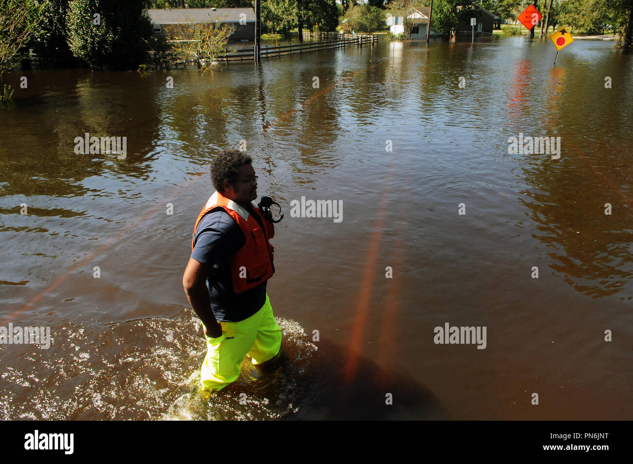 Conway, États-Unis. 18 sept 2018. 18 septembre 2018 - Conway, South Carolina, United States - Un incendie sauveteur navigue une rue inondée à Conway, Caroline du Sud le 18 septembre 2018. La proximité de Waccamaw River continue à se soulever de l'ouragan Florence pluies et inondations est de nombreuses routes dans la région de Conway. (Paul Hennessy/Alamy) Crédit : Paul Hennessy/Alamy Live News Banque D'Images