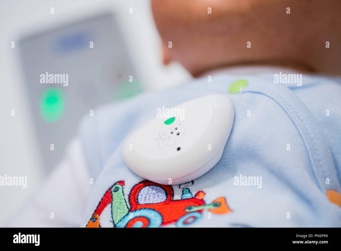 20 septembre 2018, Berlin, Cologne : Dreamguard Dräger pour surveiller un bébé à dormir, la respiration et les bruits de position peut être vu dans un hall d'exposition. Au 'Genre +Jugend', le plus grand salon pour le bébé et le matériel, un nombre record de 1250 exposants venus de 53 pays se concentrera sur la sécurité et la santé. Photo : afp/Vennenbernd Rolf Banque D'Images