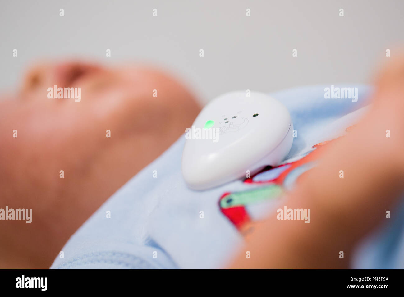 20 septembre 2018, Berlin, Cologne : Dreamguard Dräger pour surveiller un bébé à dormir, la respiration et les bruits de position peut être vu dans un hall d'exposition. Au 'Genre +Jugend', le plus grand salon pour le bébé et le matériel, un nombre record de 1250 exposants venus de 53 pays se concentrera sur la sécurité et la santé. Photo : afp/Vennenbernd Rolf Banque D'Images