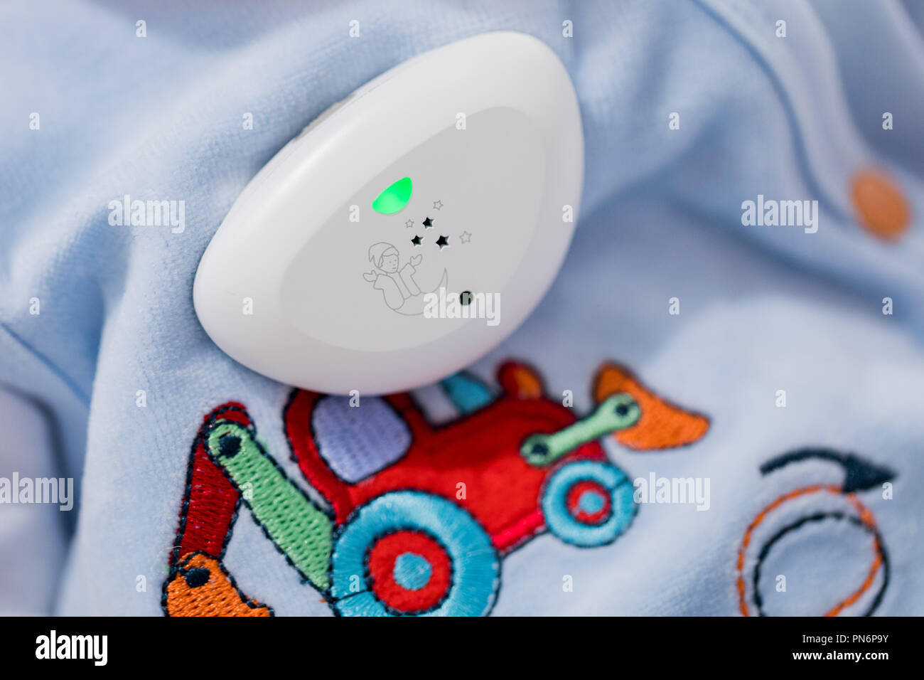 20 septembre 2018, Berlin, Cologne : Dreamguard Dräger pour surveiller un bébé à dormir, la respiration et les bruits de position peut être vu dans un hall d'exposition. Au 'Genre +Jugend', le plus grand salon pour le bébé et le matériel, un nombre record de 1250 exposants venus de 53 pays se concentrera sur la sécurité et la santé. Photo : afp/Vennenbernd Rolf Banque D'Images