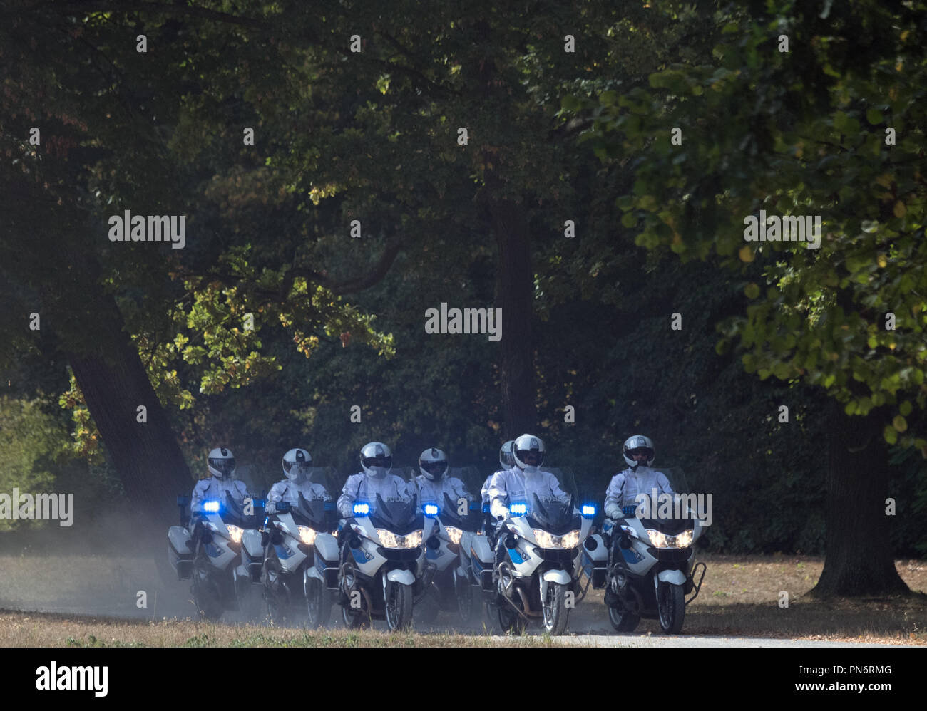 Potsdam, Brandebourg. Sep 20, 2018. Le défilé du Président tchèque en Zeman dans un nuage de poussière à travers le Nouveau jardin à Château Cecilienhof. Zeman a visité le Mémorial de l'accord de Potsdam en Potsdam's Cecilienhof. Le président tchèque est sur trois jours de visite d'État en Allemagne. Credit : Ralf Hirschberger/dpa/Alamy Live News Banque D'Images