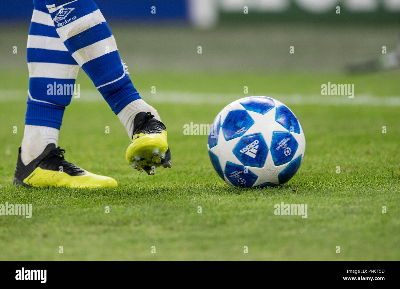 Fonction, les jambes avec ballon officiel, Adidas, final match ball,  football, l'UEFA Champions League, premier tour, 1e journée, le FC Schalke  04 (GE) - FC Porto (P) 1 : 1, le 18/09/2018