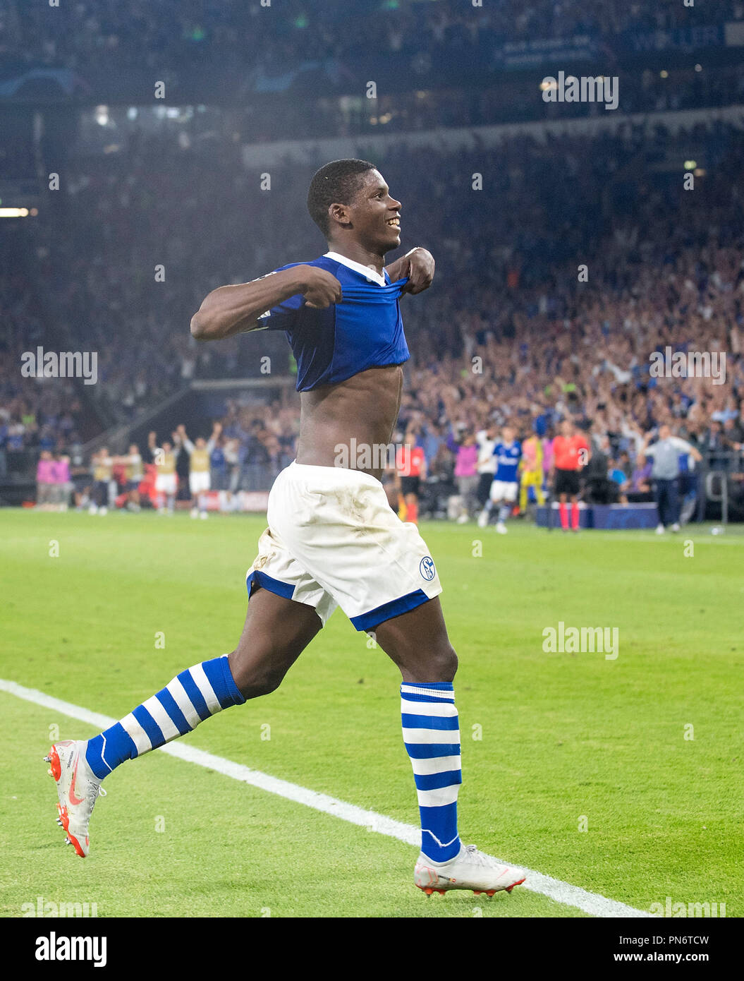 Gelsenkirchen, Allemagne. 18 Sep, 2018. jubilation Breel GROSSE CAYE (GE) a marqué ses buts à 1 : 0, Soccer, Ligue des Champions Tour préliminaire, 1. journée, le FC Schalke 04 (GE) - FC Porto (P) 1 : 1, le 18.09.2018 à Gelsenkirchen, Allemagne. # # DFL règlement interdit toute utilisation des photographies comme des séquences d'images et/ou quasi-vidéo # # | Conditions de crédit dans le monde entier : dpa/Alamy Live News Banque D'Images
