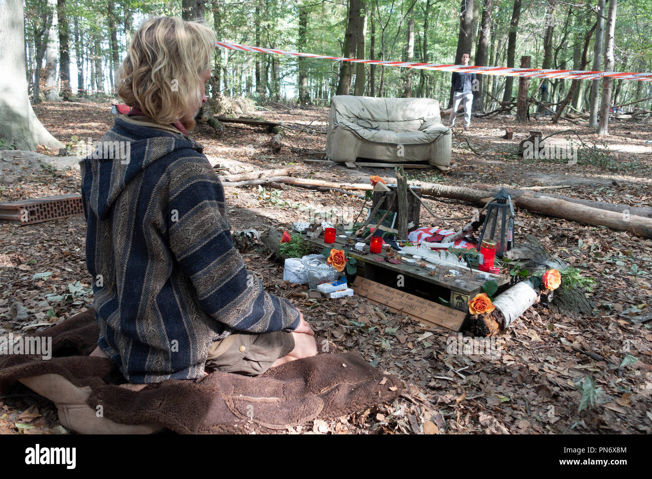 20 septembre 2018, en Rhénanie du Nord-Westphalie, Kerpen : une veillée a lieu après un accident mortel dans la soirée. Photo : Arnulf Stoffel/dpa Banque D'Images