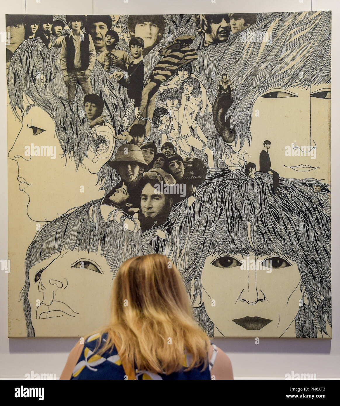 20 septembre 2018, Hambourg : Un visiteur de la Reeperbahn Festival voit dans l'exposition : 'Klaus Voormann - Tout commence dans la région de Hamburg' la couverture de l'album du groupe anglais de l'album des Beatles "revolver" par Voormann, connu comme le cinquième Beatle. La fête de la musique aura lieu du 19 au 22 septembre dans la ville hanséatique. Photo : Axel Heimken/dpa Banque D'Images