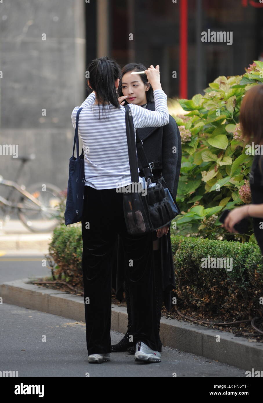 Milan, Victoria Song Qian dans le centre de Victoria au cours d'une fusillade, le Qian chanson 31-year-old Chinese célèbre chanteuse, actrice, modèle et présentatrice TV, surpris de marcher dans les rues du centre-ville au cours d'un tournage pour un plat chinois et sud-coréens. Ici, elle est entourée de garde du corps et beaucoup de personnes de son personnel marche dans le quadrilatère de la mode ce matin. Banque D'Images