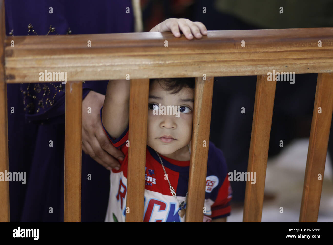 Dhaka, Bangladesh. Sep 20, 2018. Un jeune musulman chiite venir un culte avec la mère avant le jour d'Ashoura à Hussaini Dalan. Credit : MD Mehedi Hasan/ZUMA/Alamy Fil Live News Banque D'Images