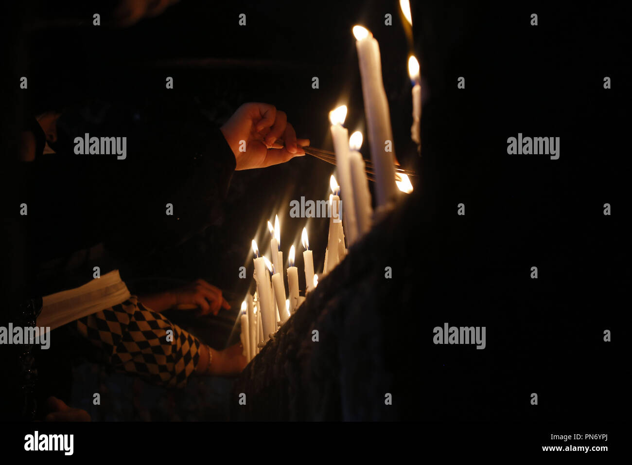 Dhaka, Bangladesh. Sep 20, 2018. Un enfant musulman chiite bougie allume à un lieu de culte au cours de la cérémonie religieuse avant le jour d'Ashoura à Hussaini Dalan. Credit : MD Mehedi Hasan/ZUMA/Alamy Fil Live News Banque D'Images