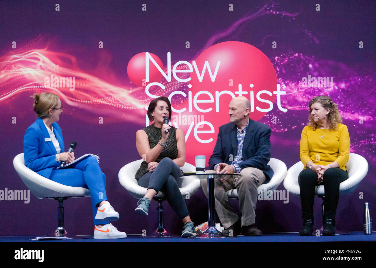 Emily Wilson, New Scientist's editor, débats ocean plastiques avec Jo Ruxton, militant de la presenter Lucy Neuenfels et le Professeur Richard Thompson OBE, sur la scène principale à New Scientist vivre Banque D'Images