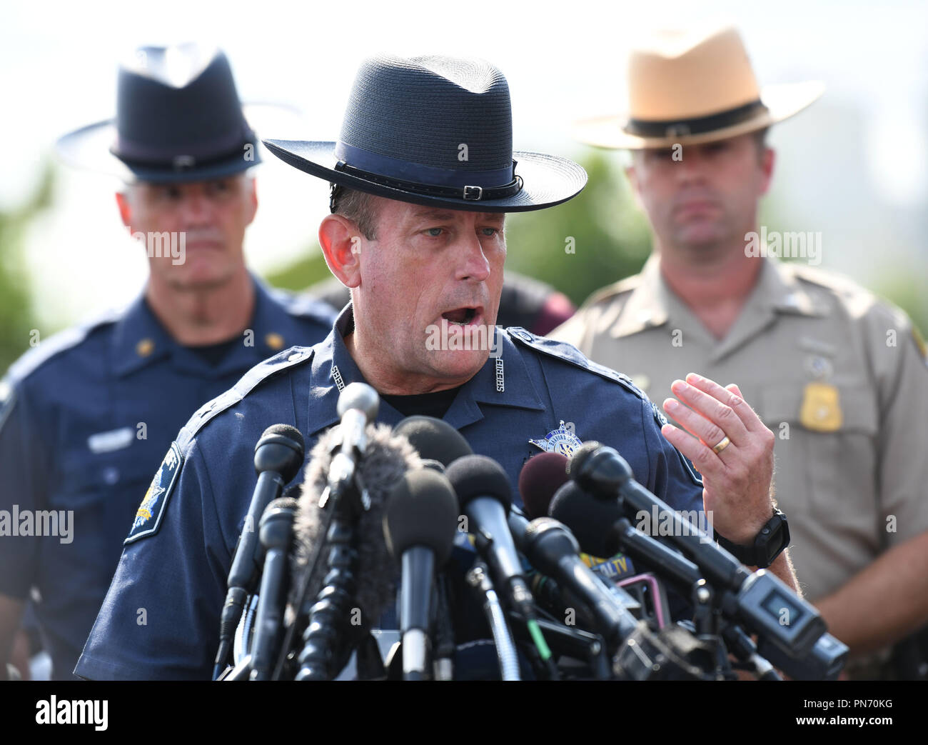 Au Maryland, aux États-Unis. Sep 20, 2018. Harford County Sheriff Jeffrey Gahler (avant) prend la parole lors d'une conférence de presse près de la prise de vue dans le comté de Harford, Maryland, États-Unis, le 20 septembre 2018. Une femme avec un pistolet a ouvert le feu jeudi matin dans un centre de distribution aux États-Unis Maryland, tuant trois personnes et blessant trois autres personnes avant de prendre sa propre vie, a déclaré la police locale. Credit : Liu Jie/Xinhua/Alamy Live News Banque D'Images