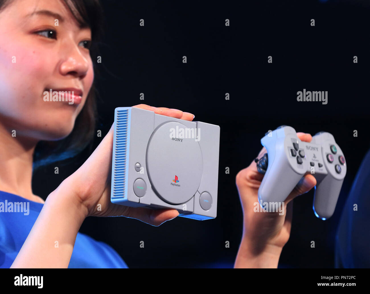 Chiba, Japon. Sep 20, 2019. Un modèle Sony affiche le nouveau  divertissement interactif de la console de jeux vidéo PlayStation  'Classic,'une miniature de la console de jeux PlayStation d'origine lors du  Tokyo