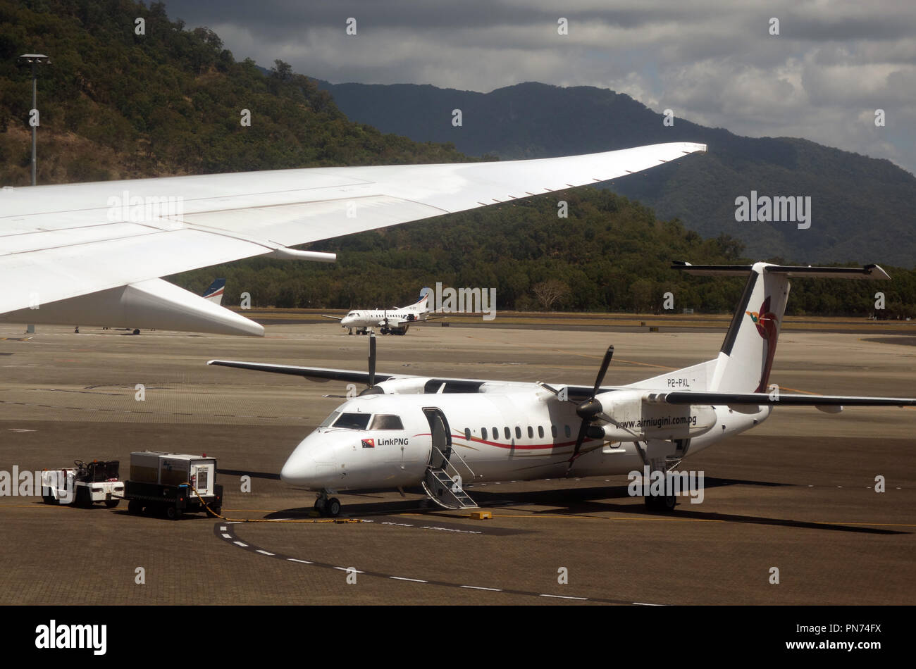 PNG lien avion (Air Niugini) prêt sur tarmac de l'Aéroport International de Cairns, Cairns, Queensland, Australie. Pas de PR Banque D'Images