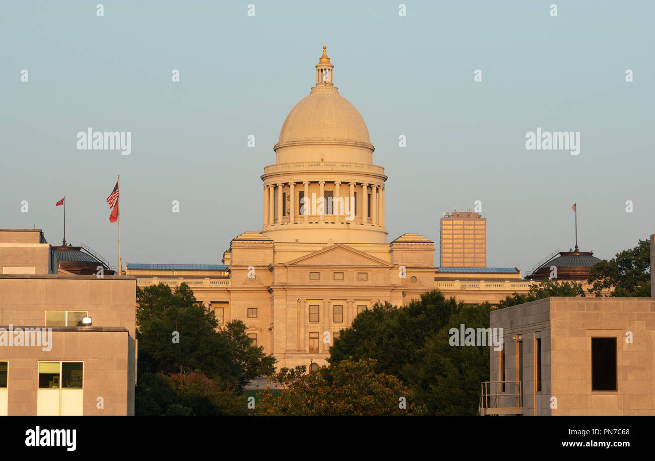 C'est la fin de l'après-midi lumineuse éclairant le State Capitol building au centre-ville de Little Rock en Arkansas Banque D'Images