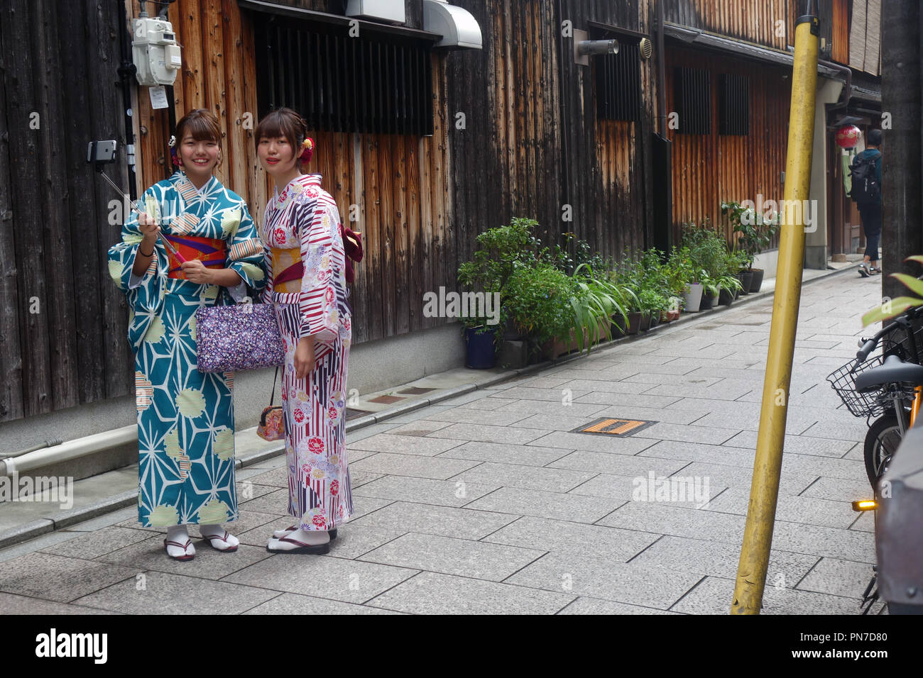 Les filles habillées en kimono avec location de bâton selfies, Gion, Kyoto, Japon. Pas de monsieur ou PR Banque D'Images