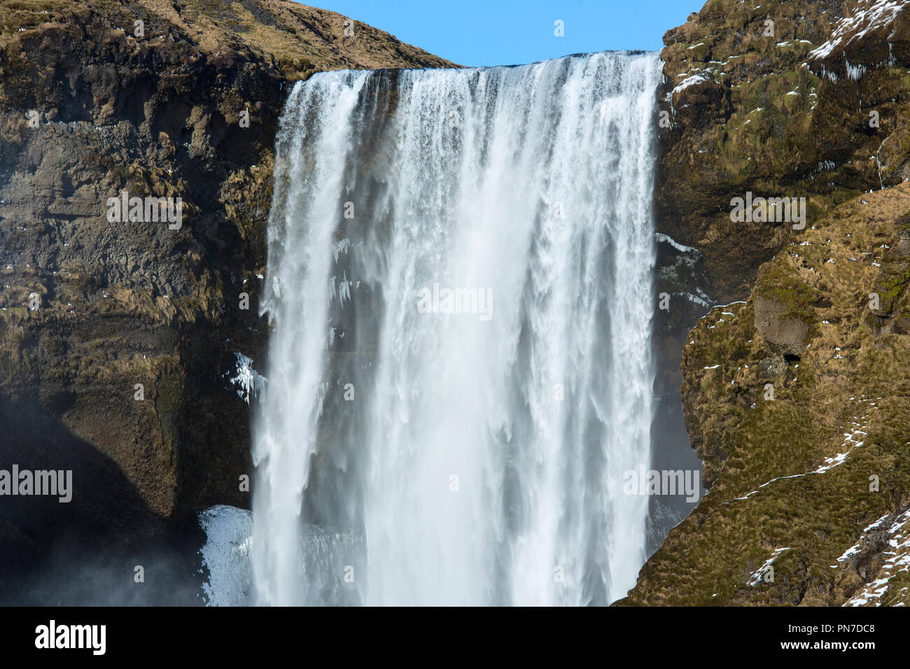 Chutes d'eau spectaculaires Skogar - Skogar - dans le sud de l'Islande avec les eaux de fusion glaciaire jaillissant Banque D'Images