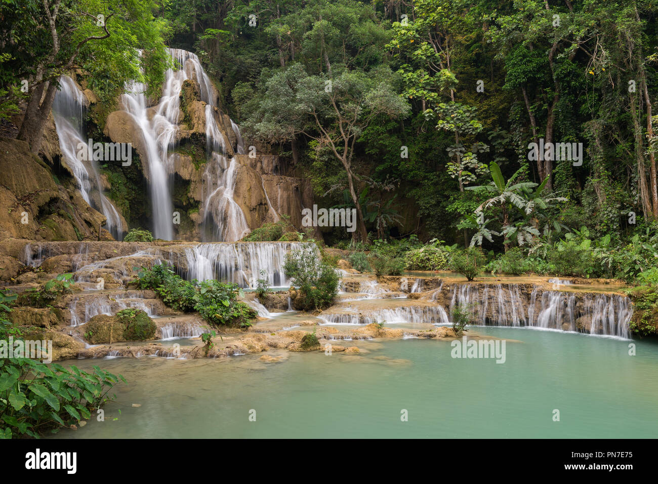 Belle vue de la chute principale à l'Tat Cascades de Kuang Si près de Luang Prabang au Laos. Banque D'Images