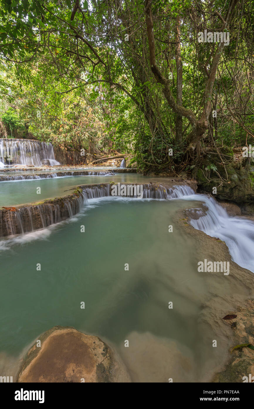 Belle vue sur une petite cascade et cascades à l'Tat Cascades de Kuang Si près de Luang Prabang au Laos sur une journée ensoleillée. Banque D'Images