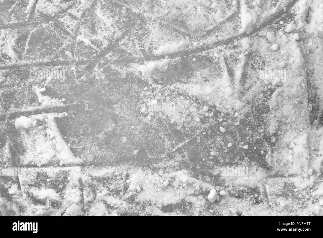 Arrière-plan de la glace avec les marques du patinage et du hockey. Sports d'hiver de papier peint. Banque D'Images