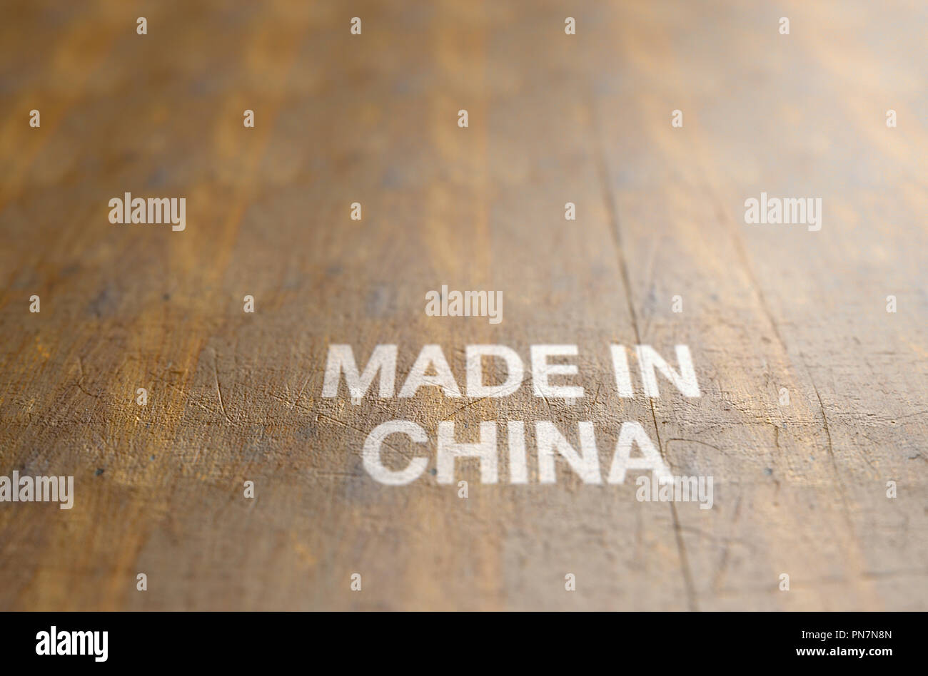 Une extreme close up d'un signe d'usure qui lit fabriqué en Chine sur une surface du produit en bois - 3D render Banque D'Images