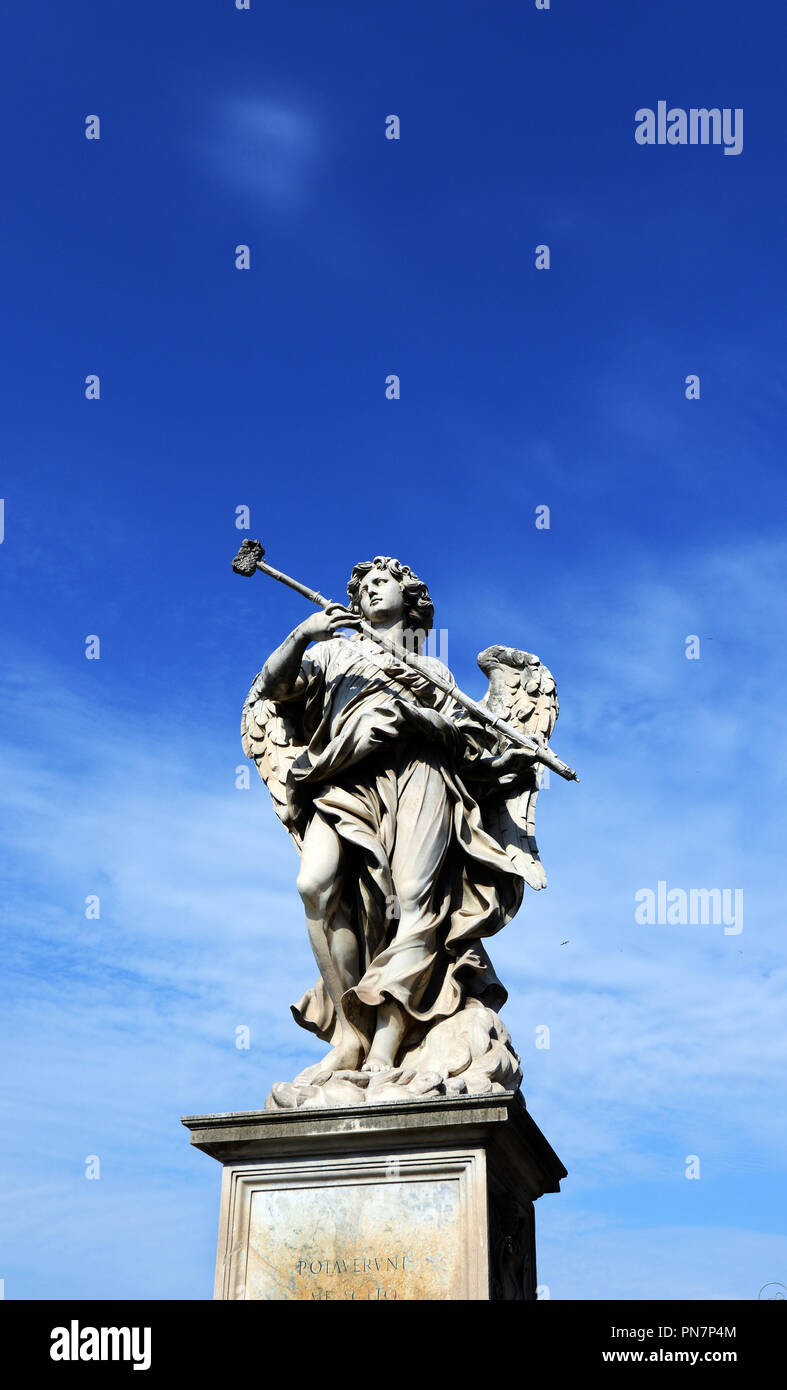 Ange avec l'éponge sur le Ponte Sant'Angelo à Rome. Banque D'Images