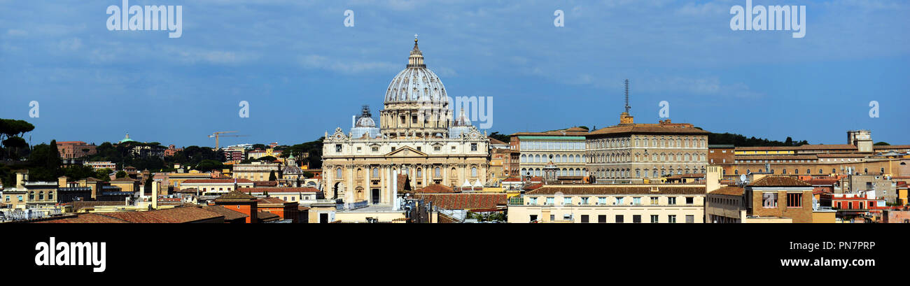 Une vue de la Basilique St Pierre et du Vatican de Castel Sant'Angelo. Banque D'Images