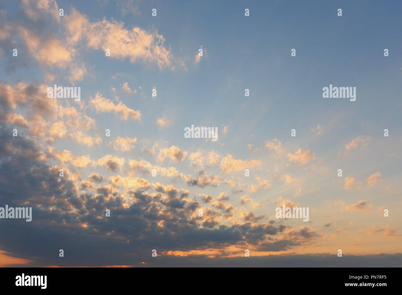 Ciel bleu avec des nuages sombres et lumineux comme un arrière-plan naturel Banque D'Images