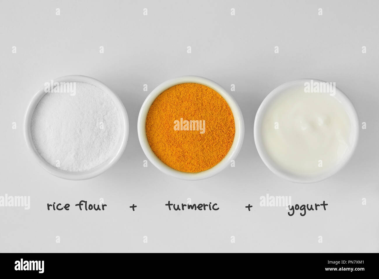 Masque visage fait maison faites de farine de riz, le curcuma et le yogourt  Photo Stock - Alamy