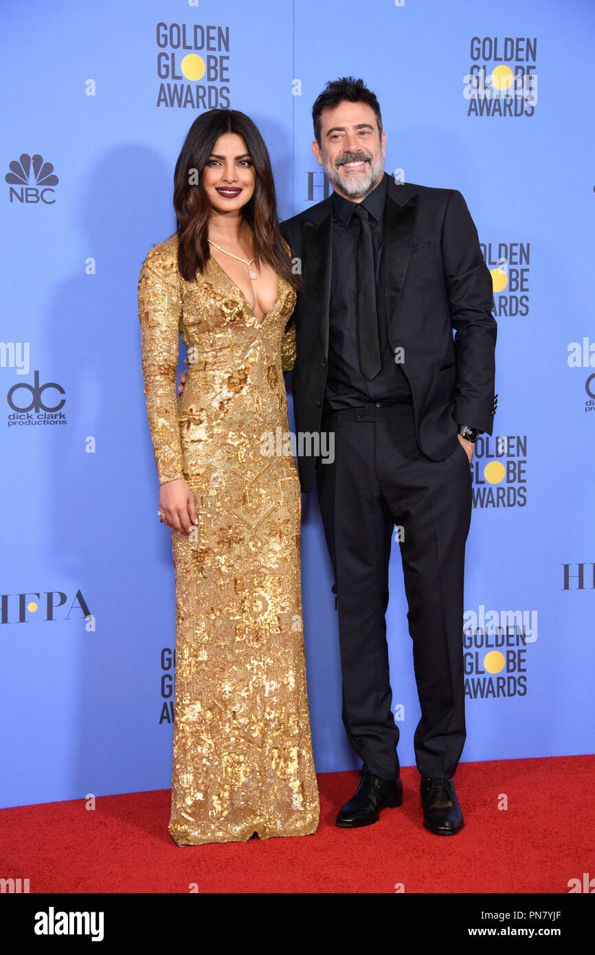 Les présentateurs Priyanka Chopra et Jeffrey Dean Morgan backstage posent dans la salle de presse avec son Golden Globe Award à la 74e assemblée annuelle Golden Globe Awards au Beverly Hilton de Los Angeles, CA le dimanche, Janvier 8, 2017. Référence #  33198 Fichier 536CCR pour un usage éditorial uniquement - Tous droits réservés Banque D'Images