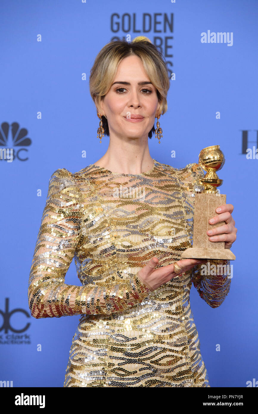 Après avoir remporté la catégorie de MEILLEURE PERFORMANCE PAR UNE ACTRICE DANS UNE MINI-SÉRIE OU Téléfilm pour son rôle dans "Le peuple c. O.J. Simpson : American Crime Story", l'actrice Sarah Paulson pose des coulisses de la salle de presse avec son Golden Globe Award à la 74e assemblée annuelle Golden Globe Awards au Beverly Hilton de Los Angeles, CA le dimanche, Janvier 8, 2017. Référence #  33198 Fichier 542CCR pour un usage éditorial uniquement - Tous droits réservés Banque D'Images