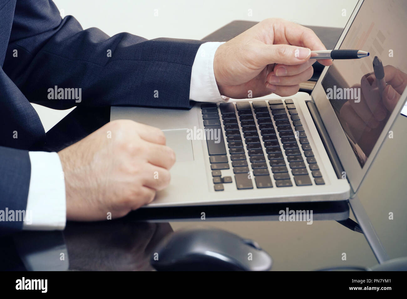 Selective focus businessman 's stylo à la main sur l'écran des données de l'ordinateur portable Banque D'Images