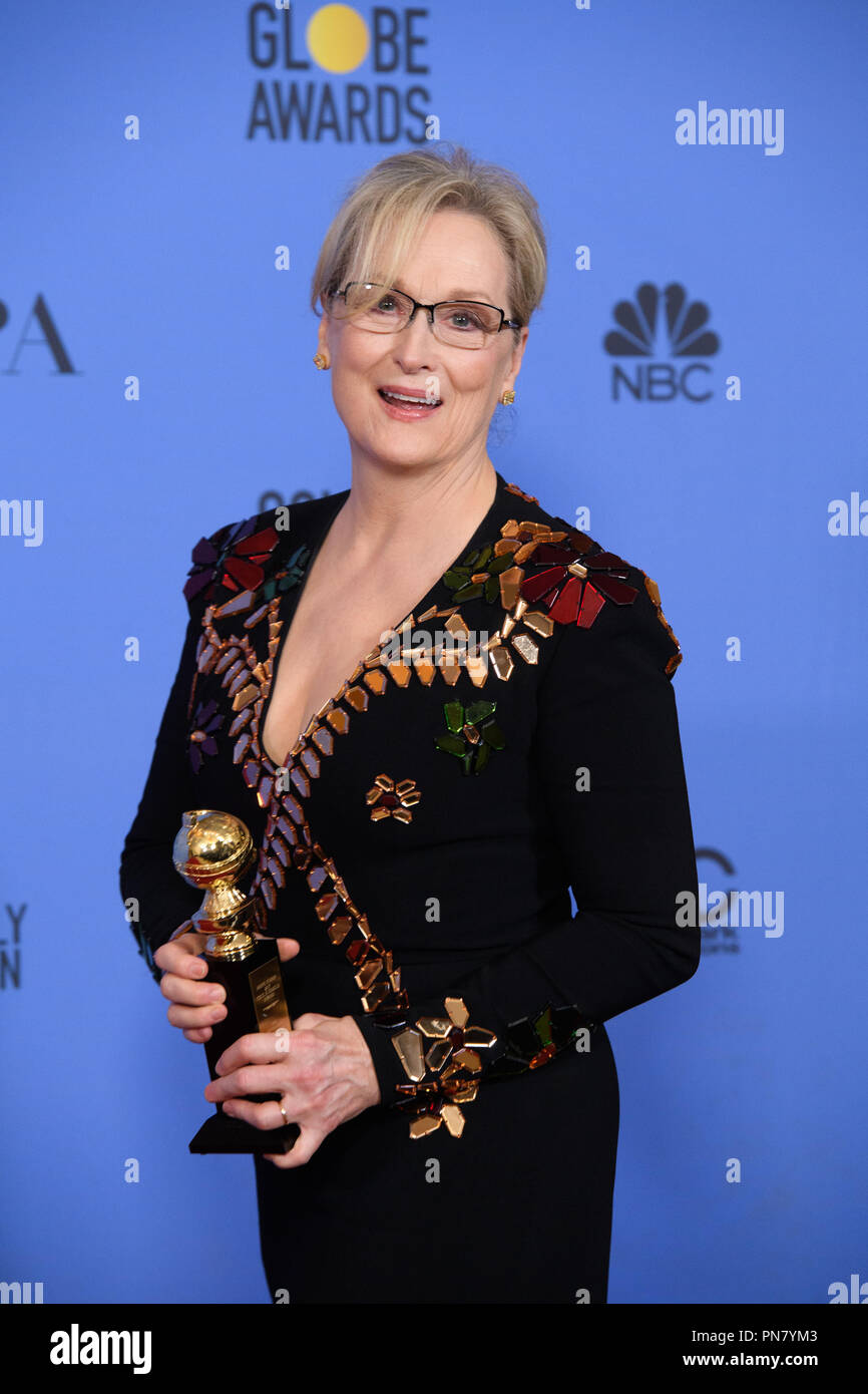 Après avoir remporté le prix Cecil B. Demille, Meryl Streep pose avec le prix en coulisses dans la salle de presse au 74e congrès annuel de la Golden Globe Awards au Beverly Hilton de Los Angeles, CA le dimanche, Janvier 8, 2017. Référence #  33198 Fichier 567CCR pour un usage éditorial uniquement - Tous droits réservés Banque D'Images