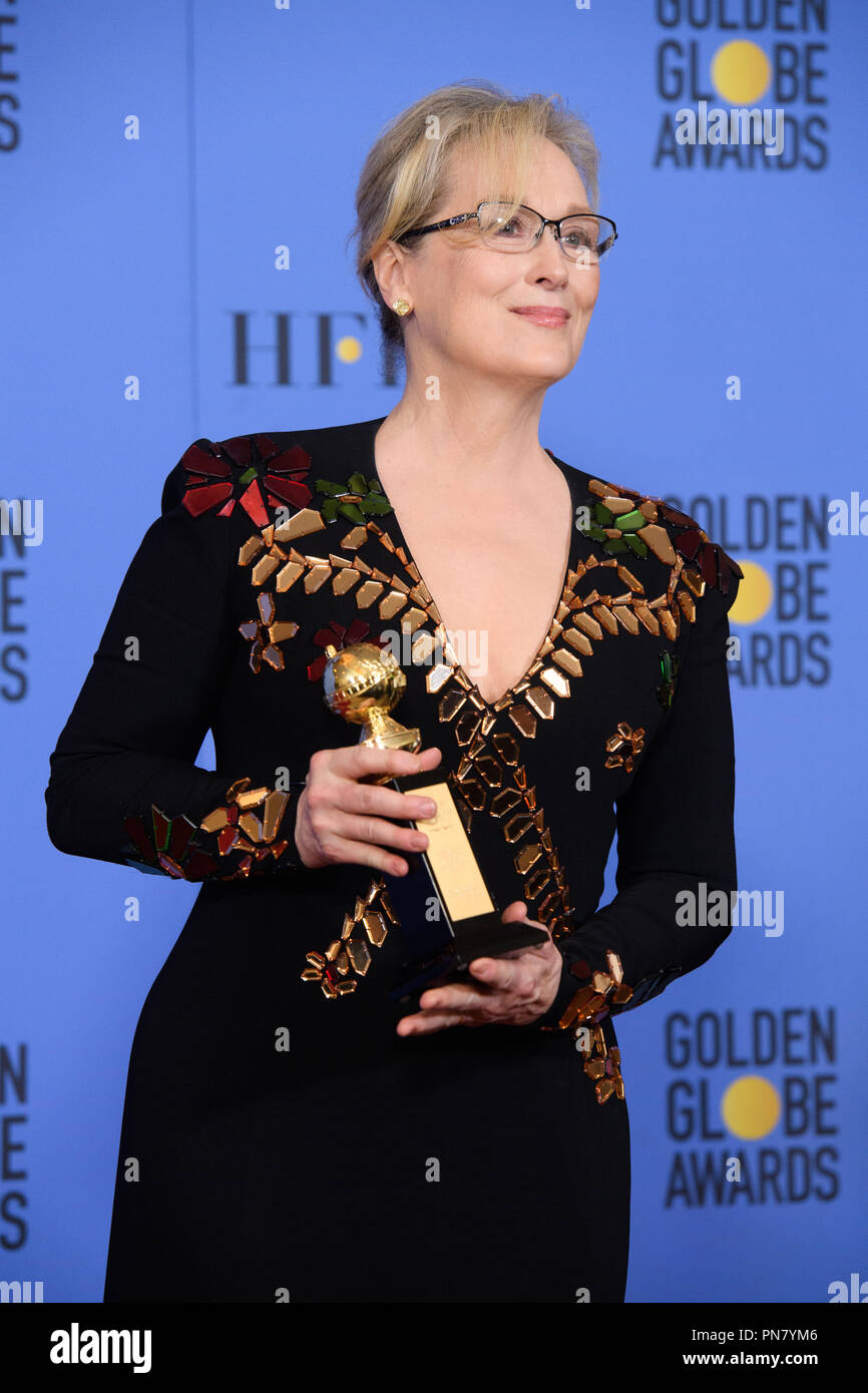 Après avoir remporté le prix Cecil B. Demille, Meryl Streep pose avec le prix en coulisses dans la salle de presse au 74e congrès annuel de la Golden Globe Awards au Beverly Hilton de Los Angeles, CA le dimanche, Janvier 8, 2017. Référence #  33198 Fichier 570CCR pour un usage éditorial uniquement - Tous droits réservés Banque D'Images