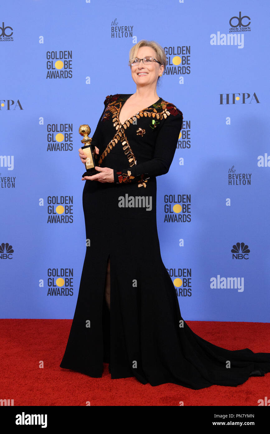 Meryl Streep pose des coulisses de la salle de presse avec le Cecil B. DeMille Award pour sa "contribution exceptionnelle à la culture" à la 74e assemblée annuelle Golden Globe Awards au Beverly Hilton de Los Angeles, CA le 8 janvier 2017. Référence #  33198 Fichier 582CCR pour un usage éditorial uniquement - Tous droits réservés Banque D'Images