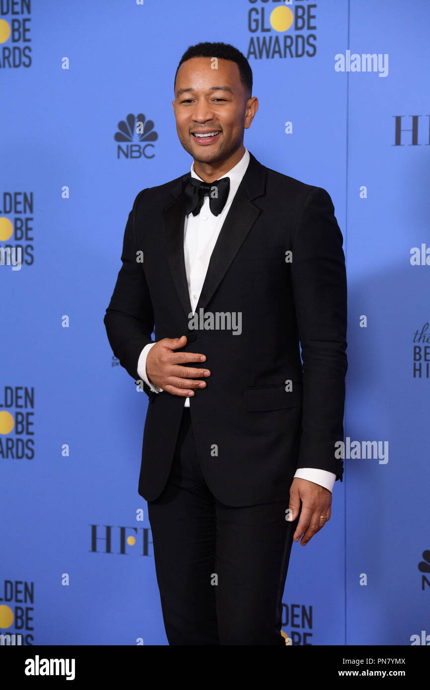 John Legend présentateur pose des coulisses de la salle de presse au 74e congrès annuel de la Golden Globe Awards au Beverly Hilton de Los Angeles, CA le dimanche, Janvier 8, 2017. Référence #  33198 Fichier 587CCR pour un usage éditorial uniquement - Tous droits réservés Banque D'Images