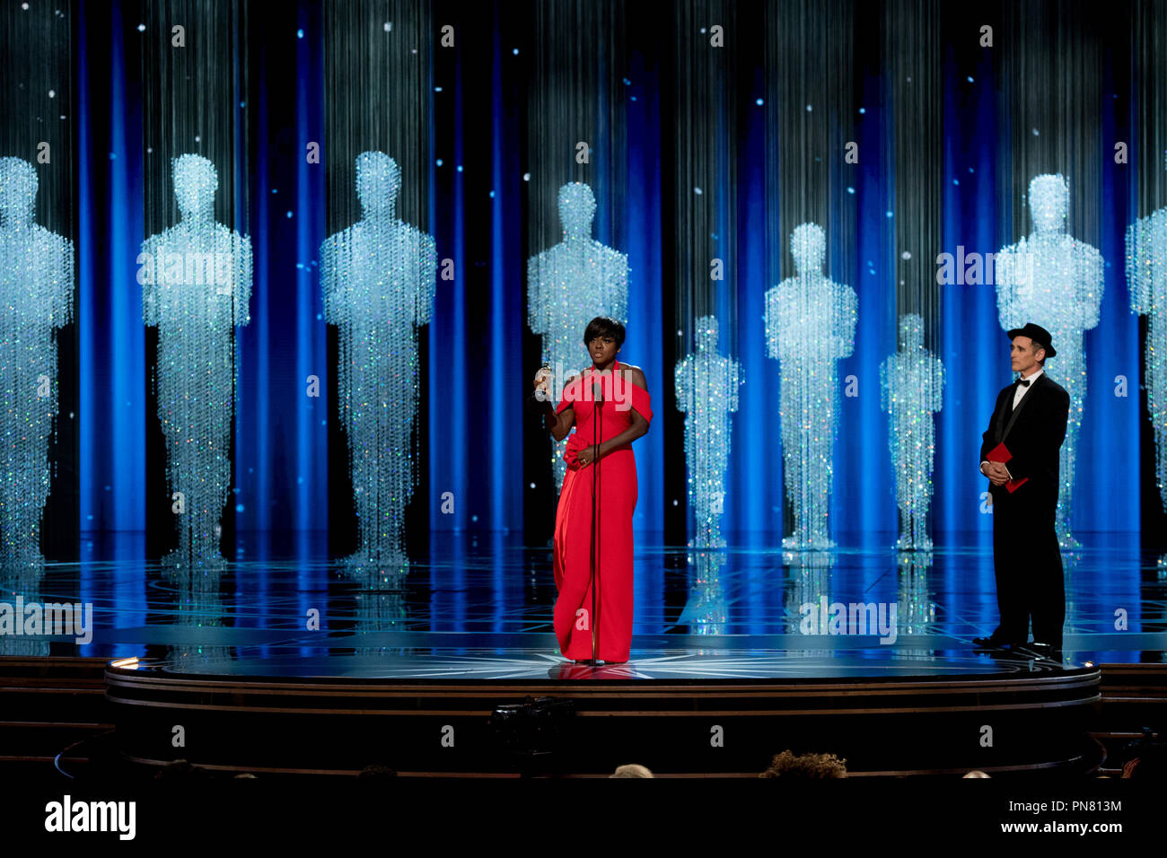 Viola Davis accepte l'Oscar® pour l'interprétation féminine dans un rôle de soutien, pour son rôle dans "barrières" avec Mark Rylance pendant la diffusion de l'ABC en direct 89e Oscars® au Dolby® Theatre à Hollywood, CA le Dimanche, Février 26, 2017. Référence #  33242 Fichier 321THA pour un usage éditorial uniquement - Tous droits réservés Banque D'Images