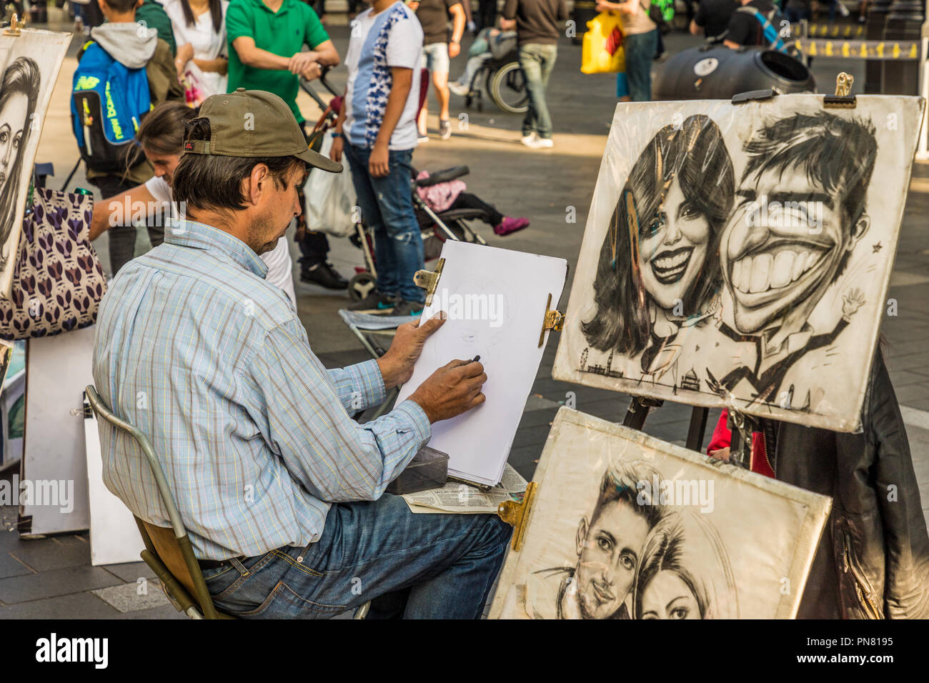 Londres. Septembre 2018. Vue d'un artiste à Leicester Square à Londres Banque D'Images