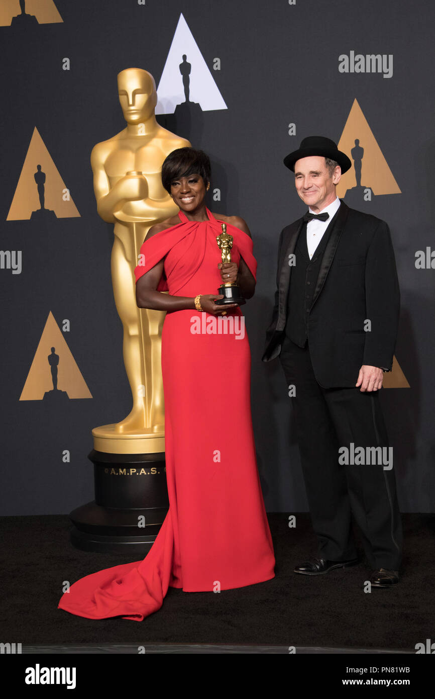 Viola Davis pose backstage, à côté de Mark Rylance, avec l'Oscar® pour l'interprétation féminine dans un rôle de soutien, pour le travail sur les "barrières" au cours de l'ABC de la télédiffusion en direct 89e Oscars® au Dolby® Theatre à Hollywood, CA le Dimanche, Février 26, 2017. Référence #  33242 Fichier 521THA pour un usage éditorial uniquement - Tous droits réservés Banque D'Images