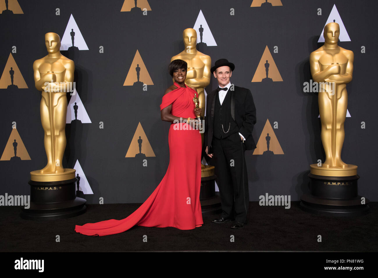 Viola Davis pose backstage, à côté de Mark Rylance, avec l'Oscar® pour l'interprétation féminine dans un rôle de soutien, pour le travail sur les "barrières" au cours de l'ABC de la télédiffusion en direct 89e Oscars® au Dolby® Theatre à Hollywood, CA le Dimanche, Février 26, 2017. Référence #  33242 Fichier 522THA pour un usage éditorial uniquement - Tous droits réservés Banque D'Images