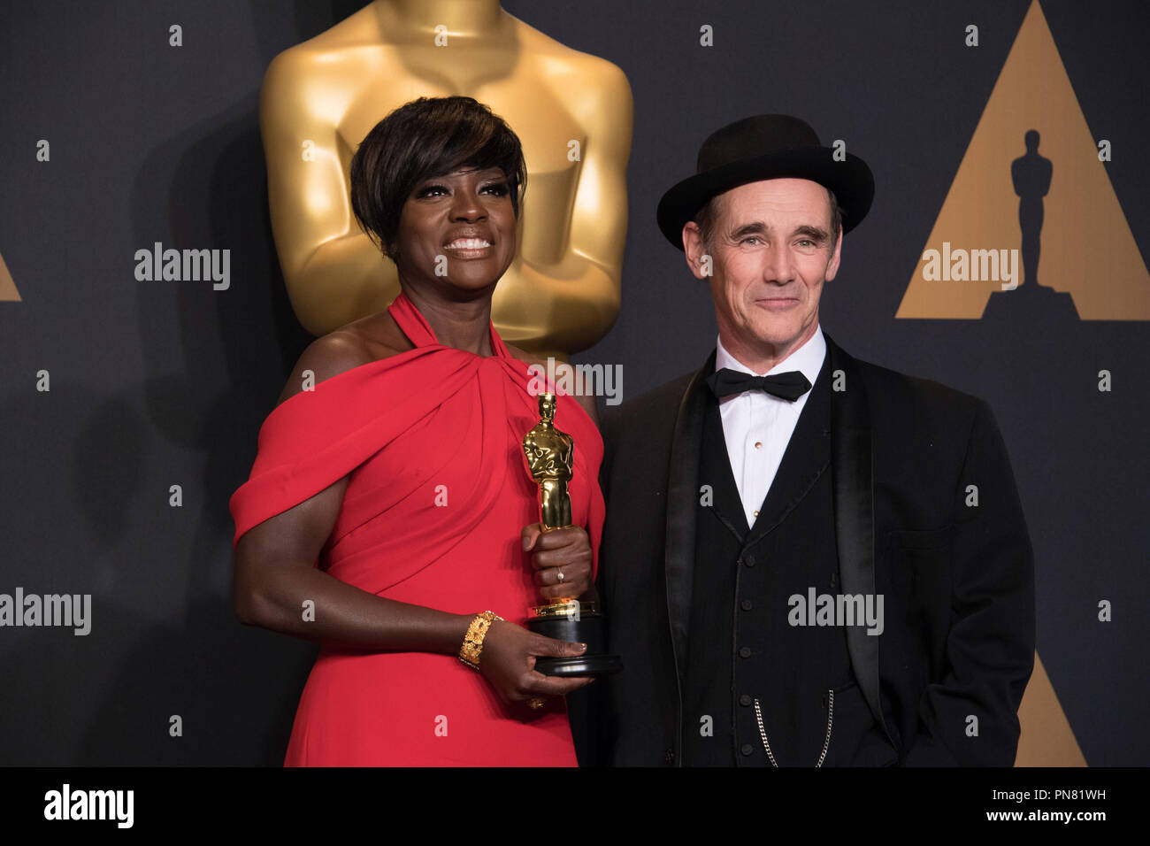 Viola Davis pose backstage, à côté de Mark Rylance, avec l'Oscar® pour l'interprétation féminine dans un rôle de soutien, pour le travail sur les "barrières" au cours de l'ABC de la télédiffusion en direct 89e Oscars® au Dolby® Theatre à Hollywood, CA le Dimanche, Février 26, 2017. Référence #  33242 Fichier 523THA pour un usage éditorial uniquement - Tous droits réservés Banque D'Images