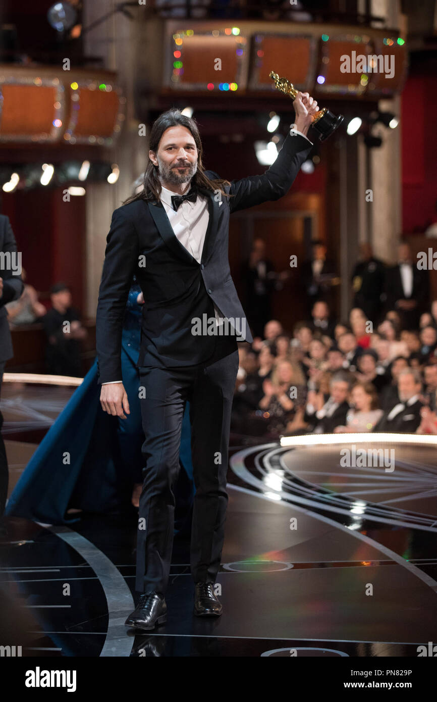 Linus Sandgren accepte l'Oscar® de la meilleure cinématographie, pour travailler sur "La La Land" au cours de l'ABC de la télédiffusion en direct 89e Oscars® au Dolby® Theatre à Hollywood, CA le Dimanche, Février 26, 2017. Référence de fichier #  33242 644 THA pour un usage éditorial uniquement - Tous droits réservés Banque D'Images