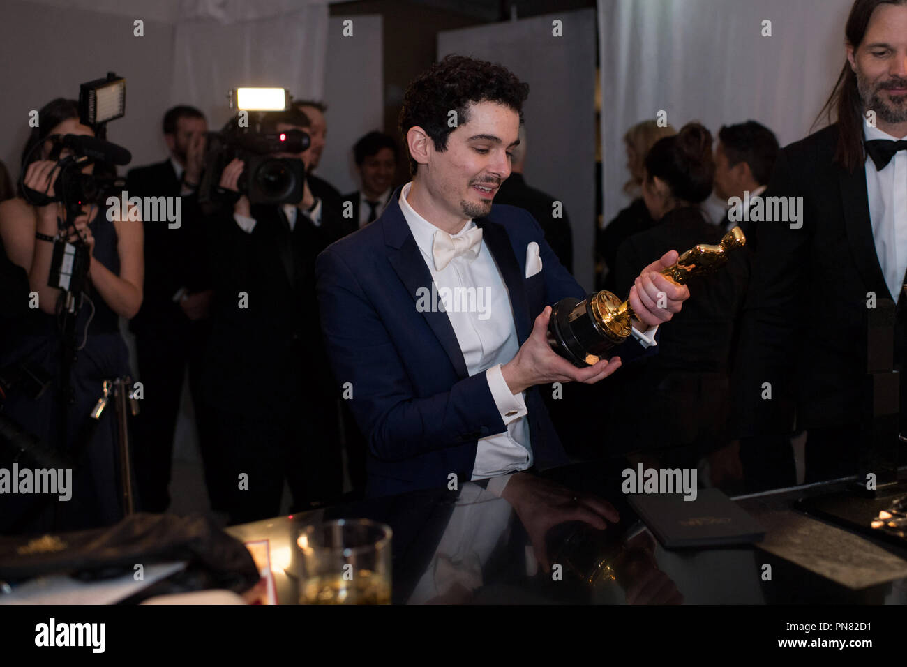 Damien Chazelle backstage avec l'Oscar® de la meilleure mise en scène, pour un travail sur "La La Land" au cours de l'ABC de la télédiffusion en direct 89e Oscars® au Dolby® Theatre à Hollywood, CA le Dimanche, Février 26, 2017. Référence #  33242 Fichier 683THA pour un usage éditorial uniquement - Tous droits réservés Banque D'Images