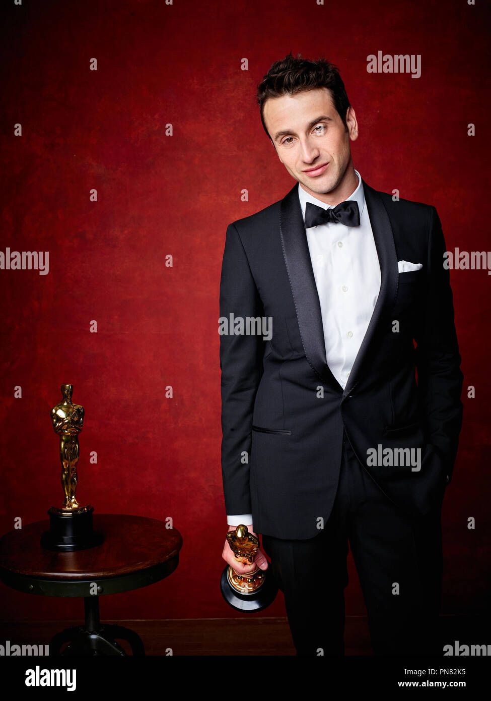 Justin Hurwitz pose des coulisses avec l'Oscar® de la meilleure musique écrite pour le cinéma (Original score) et les réalisations en musique écrite pour le cinéma (chanson originale), pour travailler sur "La La Land" au cours de l'ABC de la télédiffusion en direct 89e Oscars® au Dolby® Theatre à Hollywood, CA le Dimanche, Février 26, 2016. Référence de fichier #  33242 749 THA pour un usage éditorial uniquement - Tous droits réservés Banque D'Images