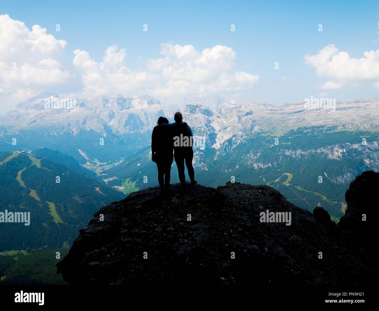 Les filles en silhouette sur la vue du haut d'une montagne, le Tyrol du Sud Banque D'Images